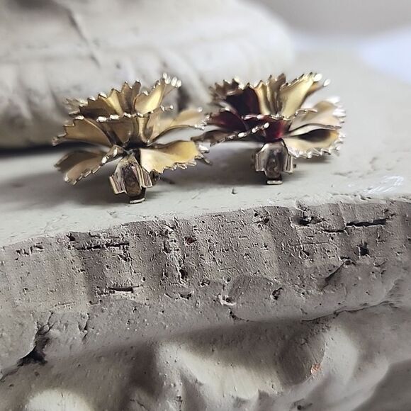 Vintage Flower Earrings with rhinestone centers - Picture 5 of 6